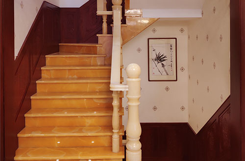 锦屏中式别墅室内汉白玉石楼梯的定制安装装饰效果
